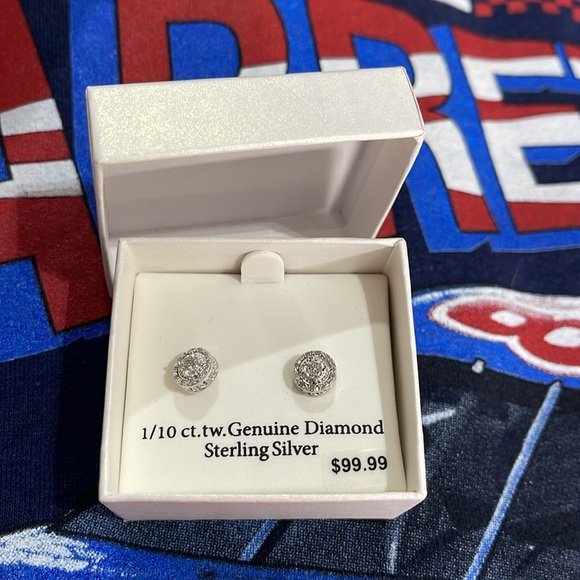 1/10 sterling Silver Stud Diamond Earrings - Picture 4 of 5